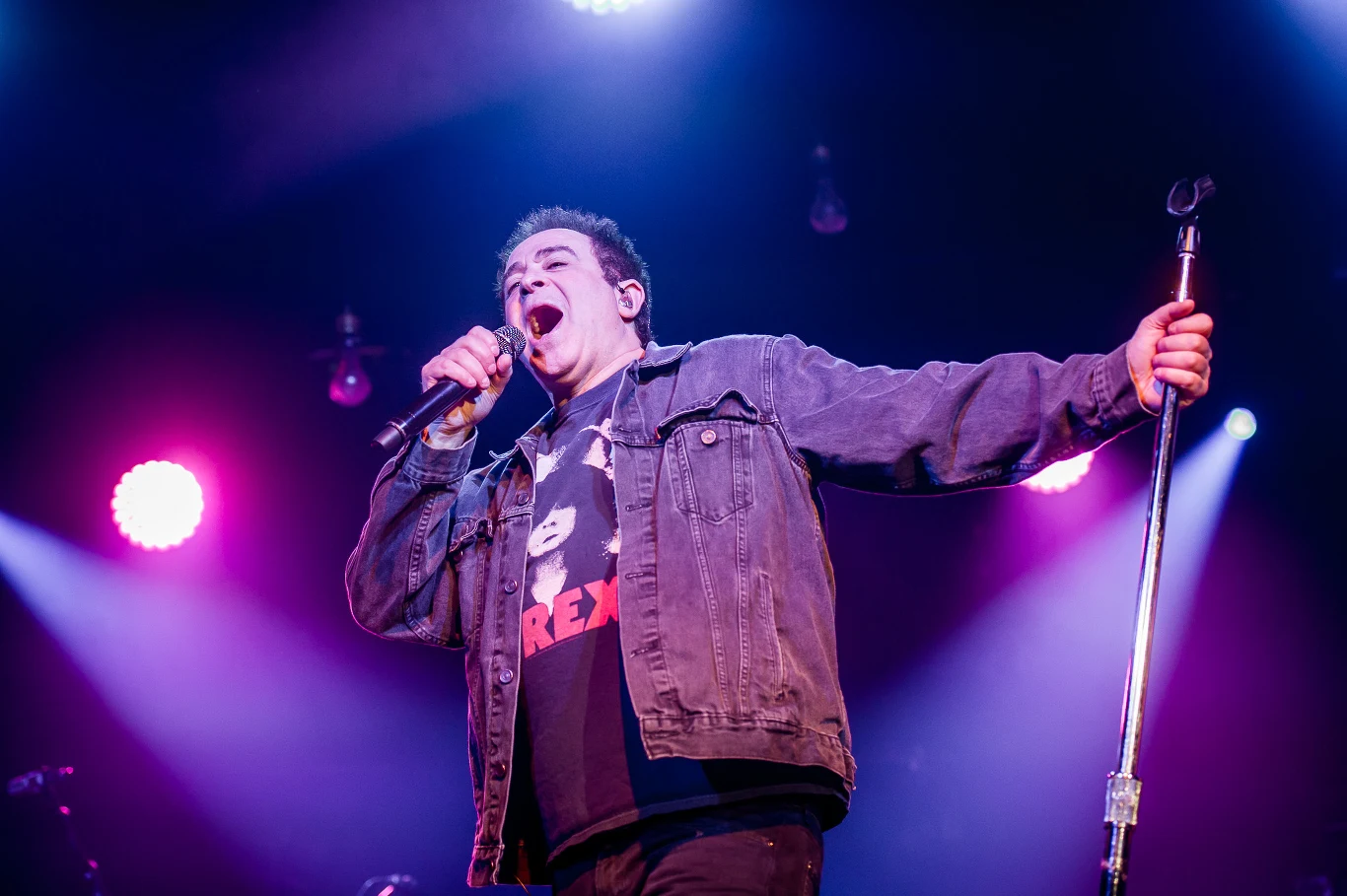 Counting Crows powrócili do Polski po 14 latach. Na koncercie w klubie Stodoła zjawiły się prawdziwe tłumy fanów.