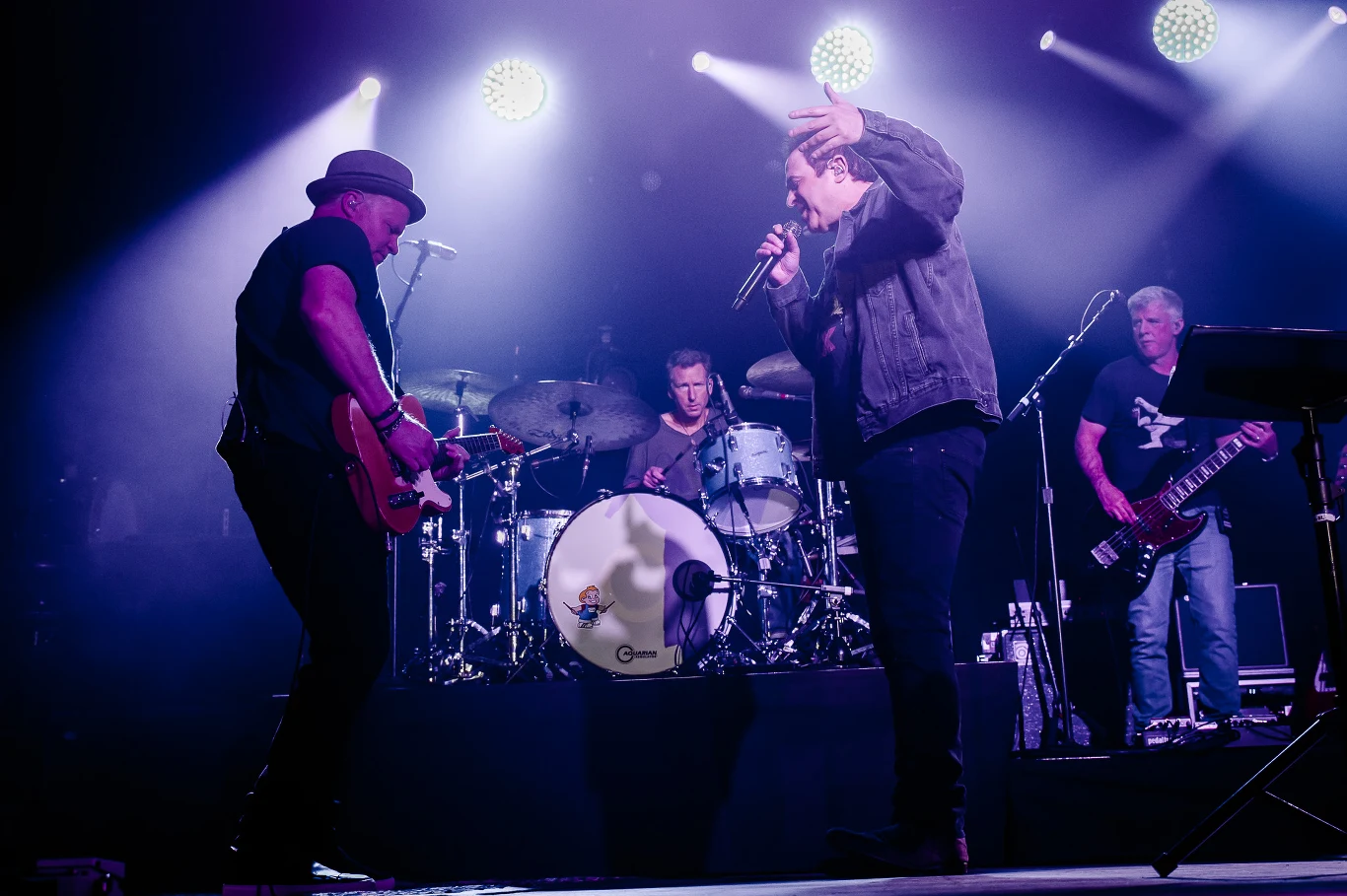 Counting Crows powrócili do Polski po 14 latach. Na koncercie w klubie Stodoła zjawiły się prawdziwe tłumy fanów.