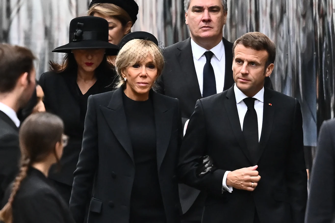 Światowi liderzy przybywają do Opactwa Westminsterskiego. Na zdjęciu prezydent Francji z małżonką 