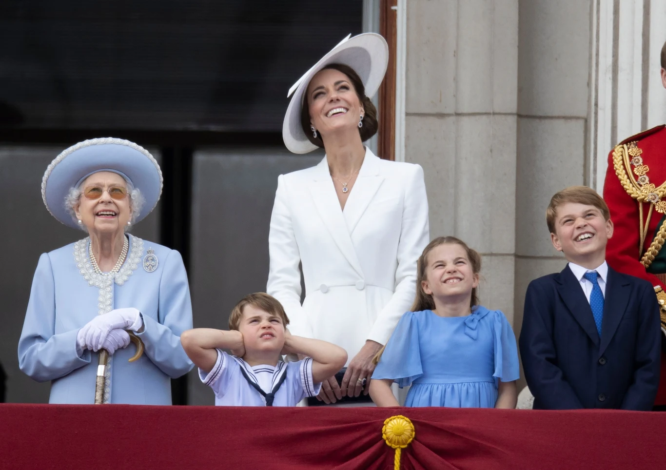 Królowa Elżbieta II, księżna Kate, księżniczka Charlotte, książę Louis i książę George. Królowa Elżbieta II, księżna Kate, księżniczka Charlotte, książę Louis i książę George.
