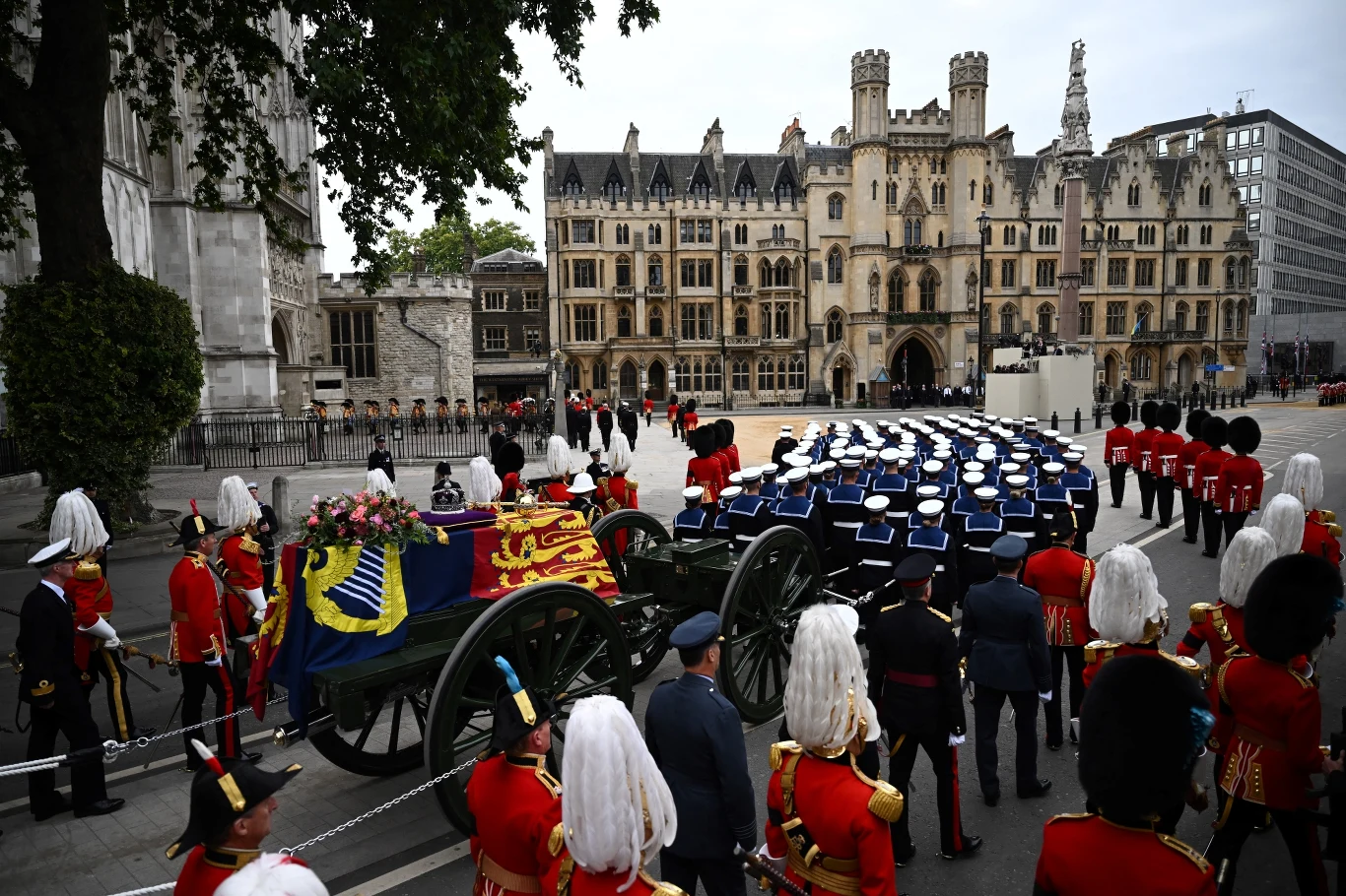 Trumna z ciałem królowej Elżbiety II dotarła do Opactwa Westminsterskiego 