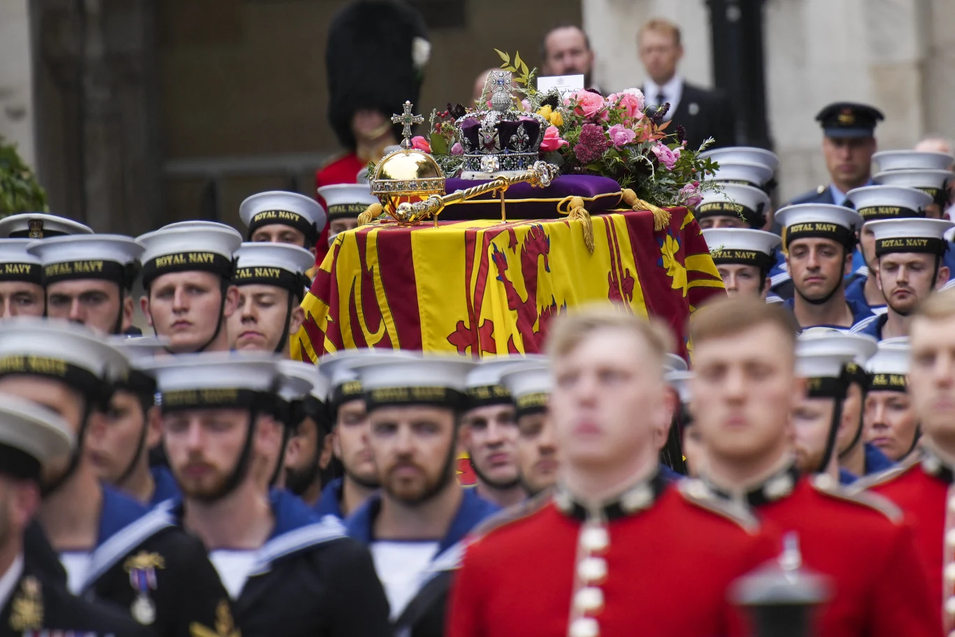 Wraz z przybyciem konduktu z trumną dzwon w Opactwie Westminsterskim zaczął bić 96 razy, aby upamiętnić 96 lat życia monarchini.