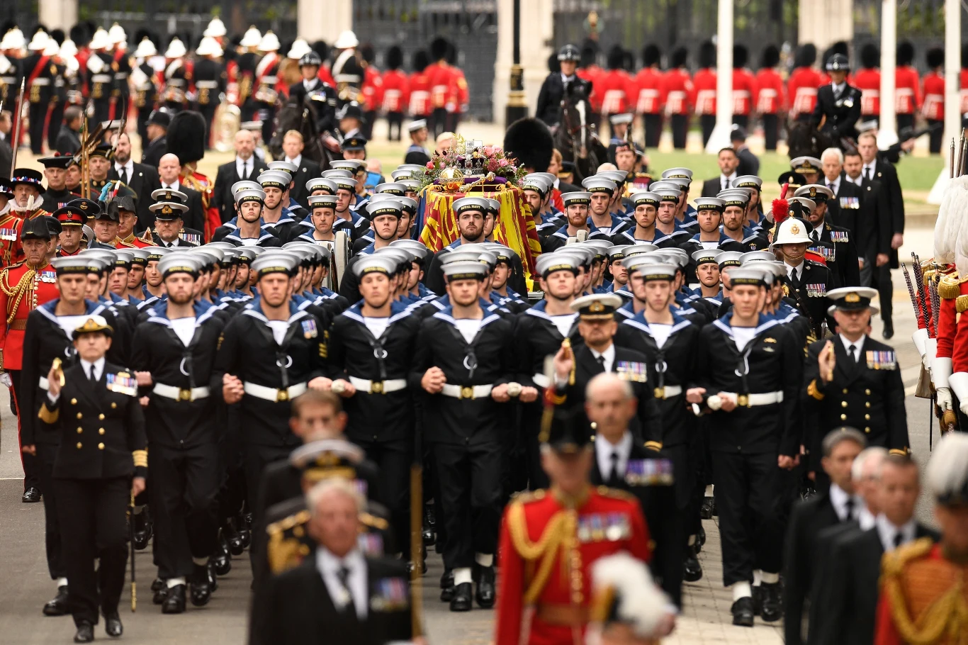 Kondukt pogrzebowy z trumną. Lawetę działa, na której znajdowała się trumna, ciągnęło 98 marynarzy Royal Navy, zaś za lawetą idzie kolejnych 40, mających za zadanie hamować. 