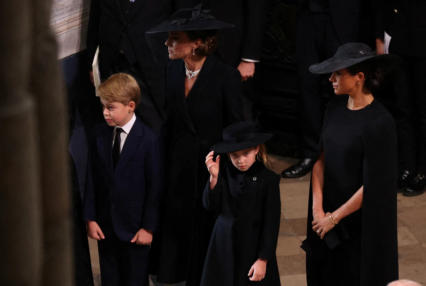 Księżna Kate, księżniczka Charlotte, księżna Meghan i książę Jerzy 
