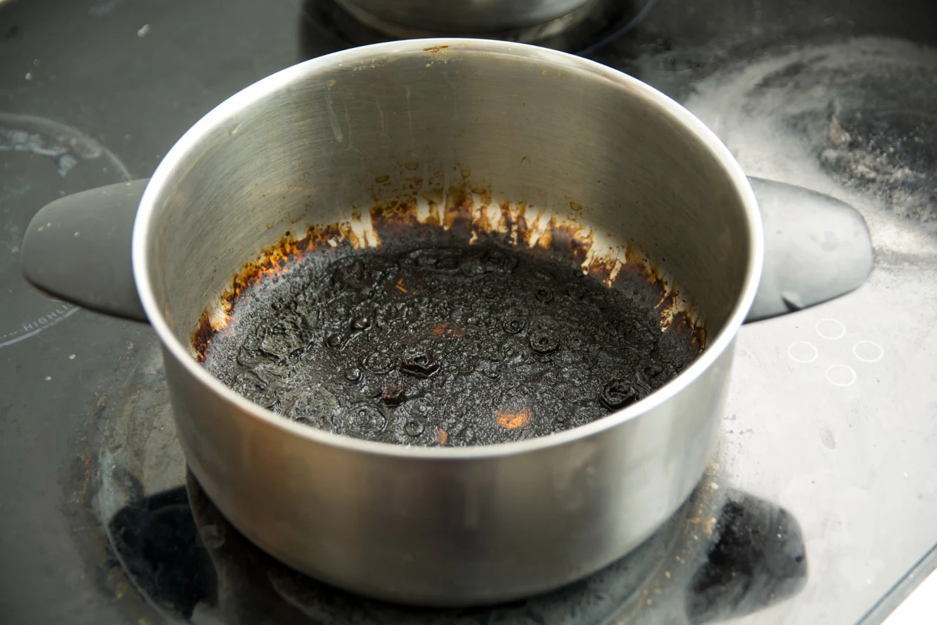 Cola przywróci dawny blask przypalonym garnkom i patelniom