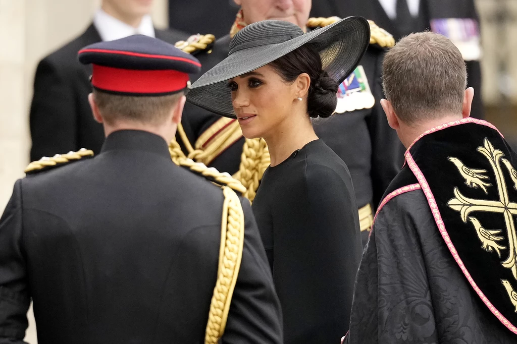 Meghan Markle wydawała się być nieco zagubiona podczas uroczystości pogrzebowych, a przede wszystkim... osamotniona 