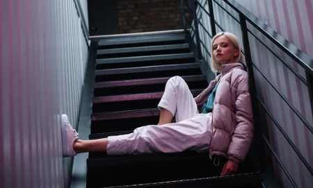 Kobieta na klatce schodowej w kurtce