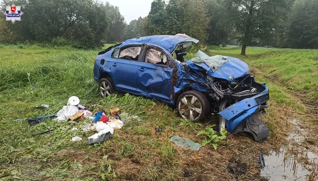 Ten samochód wypadł z drogi i dachował. Jego kierowca zginął na miejscu. W pierwszy weekend obowiązywania nowych przepisów na drogach śmierć poniosło 15 osób