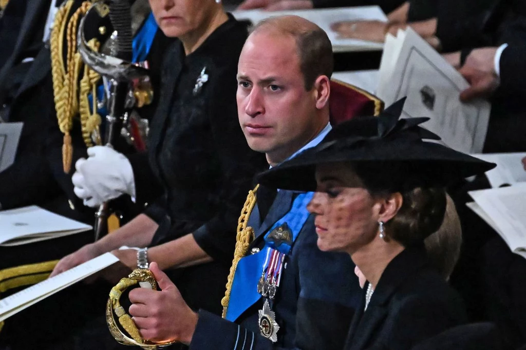 Księżna Kate i książę William podczas pogrzebu królowej Elżbiety II. Nie spodziewali się przybycia Rose Hanbury