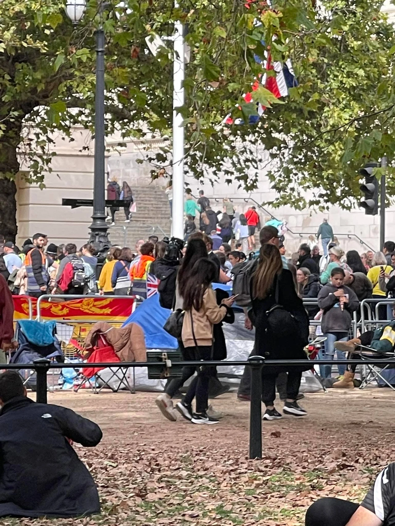 Zdjęcie zrobione około 24h przed startem uroczystości pogrzebowych - już wtedy najwytrwalsi koczowali w namiotach przy barierkach / fot. Marta Niemira Zdjęcie zrobione około 24h przed startem uroczystości pogrzebowych - już wtedy najwytrwalsi koczowali w namiotach przy barierkach / fot. Marta Niemira
