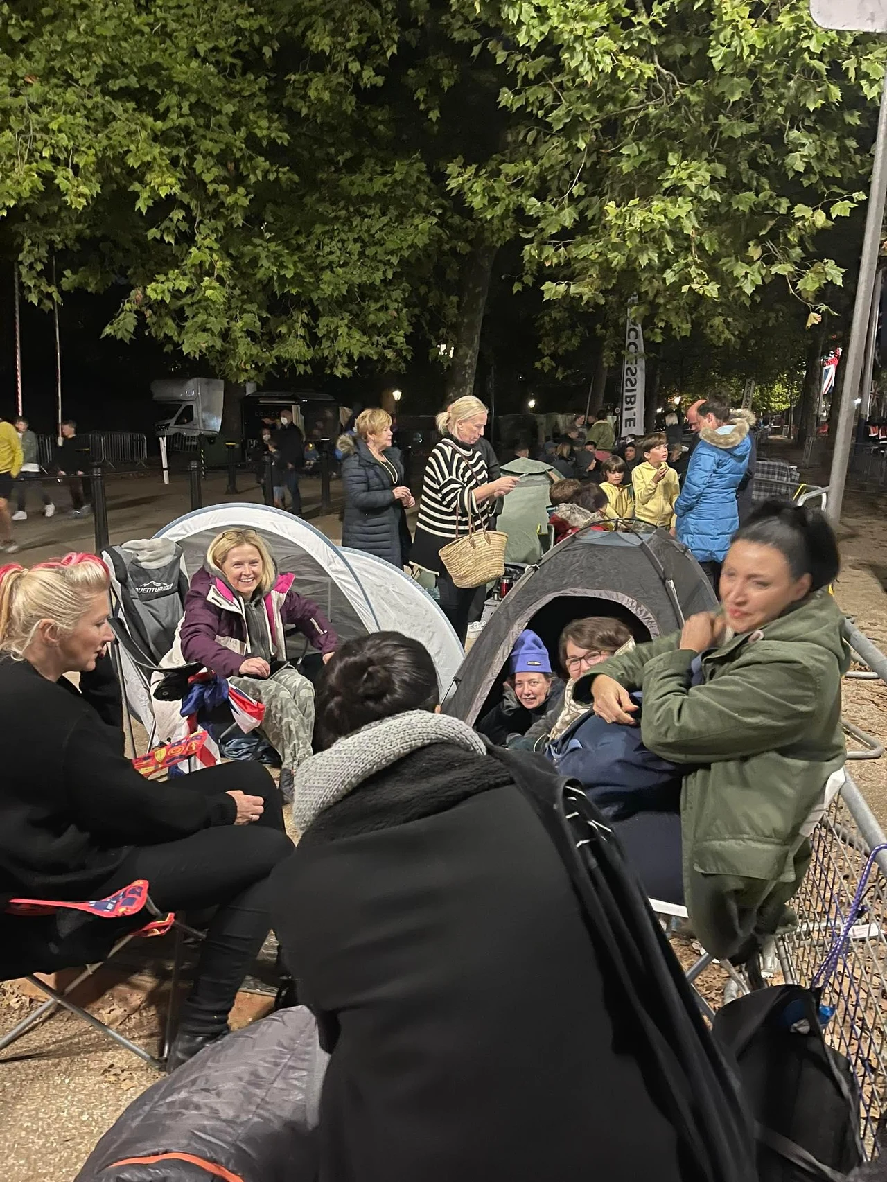 Namioty rozbite przy barierkach w oczekiwaniu na pogrzeb Królowej Elżbiety II / fot. Marta Niemira Namioty rozbite przy barierkach w oczekiwaniu na pogrzeb Królowej Elżbiety II / fot. Marta Niemira