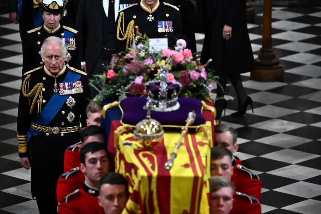 Król Karol III przy trumnie królowej Elżbiety II Król Karol III przy trumnie królowej Elżbiety II
