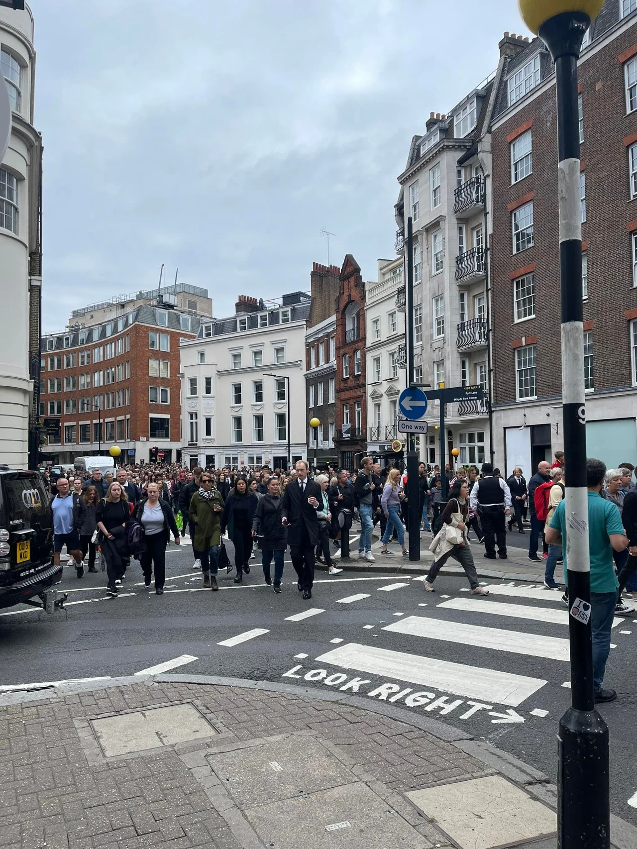 Tłum ludzi zmierzający do parku, by tam wspólnie oglądać uroczystości pogrzebowe królowej Elżbiety II / fot. Marta Niemira Tłum ludzi zmierzający do parku, by tam wspólnie oglądać uroczystości pogrzebowe królowej Elżbiety II / fot. Marta Niemira