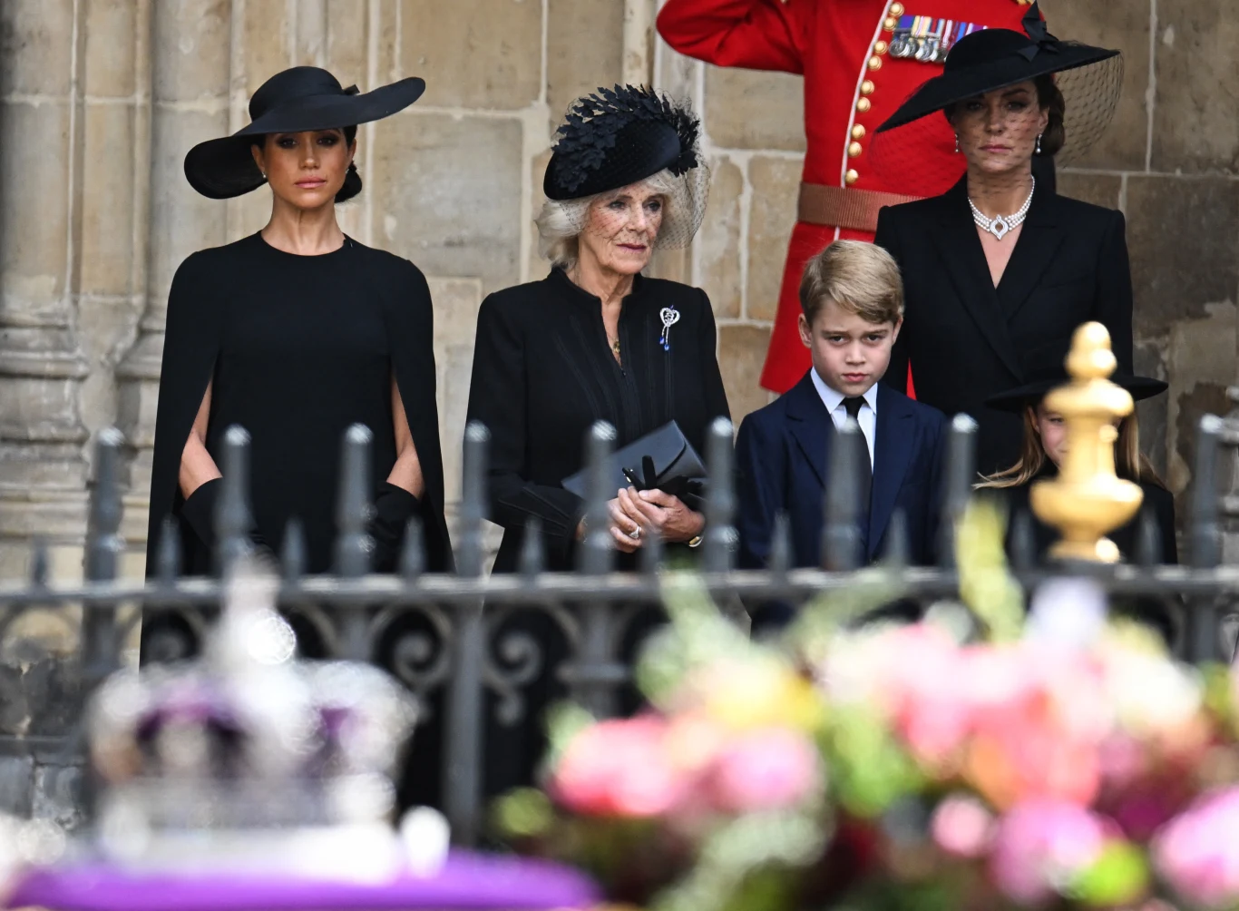 Na zdjęciu od lewej: księżna Sussex Meghan, królowa małżonka Camilla, książę George oraz jego matka księżna Walii Kate