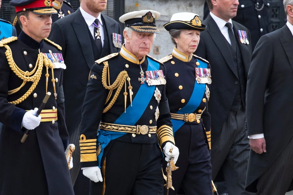 Król Karol III nie mógł ukryć emocji podczas pogrzebu matki. Otuchy dodawała mu siostra, księżniczka Anna Król Karol III nie mógł ukryć emocji podczas pogrzebu matki. Otuchy dodawała mu siostra, księżniczka Anna