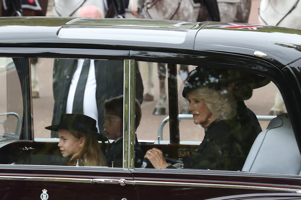 Królowa Camilla pozwoliła sobie na delikatny uśmiech w drodze na pogrzeb 