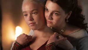 Milly Alcock (L) w serialu "Ród smoka"
