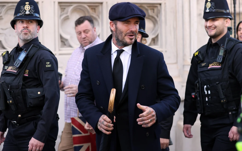 Nie wszystkim spodobał się sposób, w jaki David Beckham oddał hołd królowej