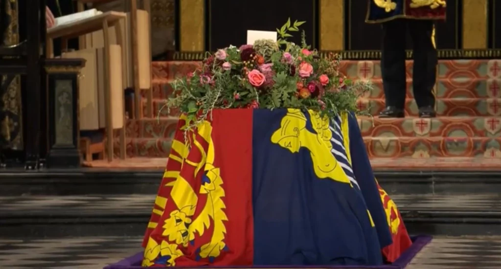 Trumna z ciałem Elżbiety II Trumna z ciałem Elżbiety II