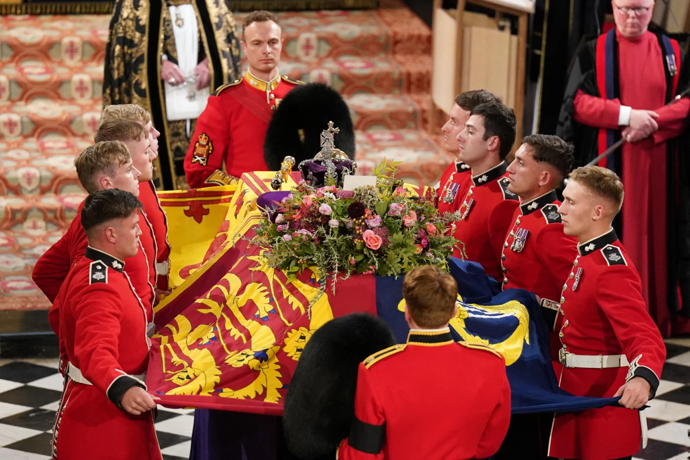 Trumna z ciałem królowej Elżbiety II z koroną imperialną spoczywała w kaplicy św. Jerzego na zamku Windsor. Wieczorem, w obecności najbliższej rodziny, trumna została złożona w kaplicy pamięci Jerzego VI