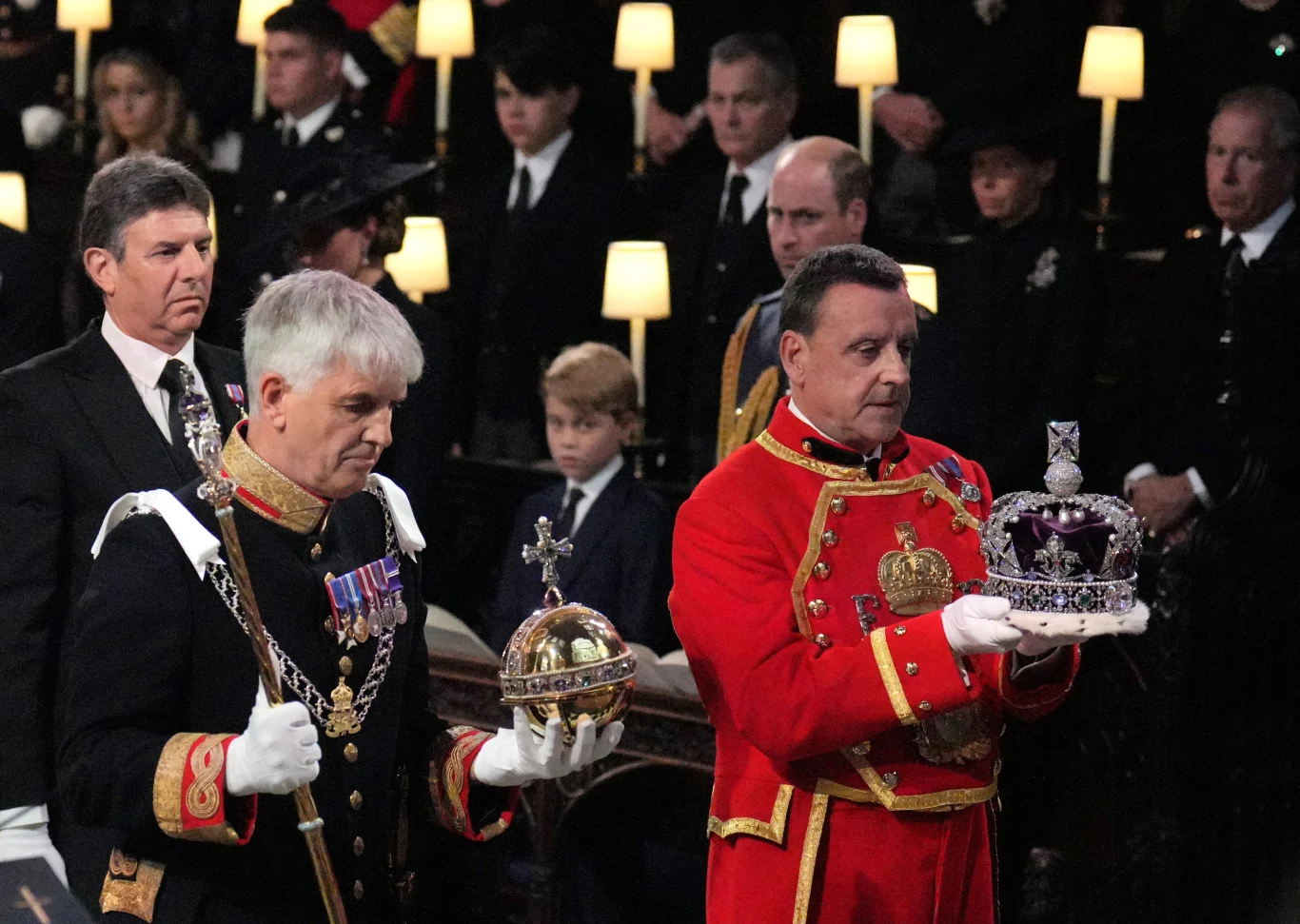 Pod koniec uroczystości pogrzebowej, symbole władzy - imperialna korona, berło i jabłko królewskie - zostały zdjęte z trumny i umieszczone na ołtarzu
