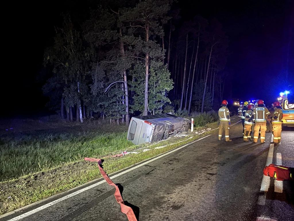 Wypadek autobusu w Łopuchowie w Wielkopolsce Wypadek autobusu w Łopuchowie w Wielkopolsce