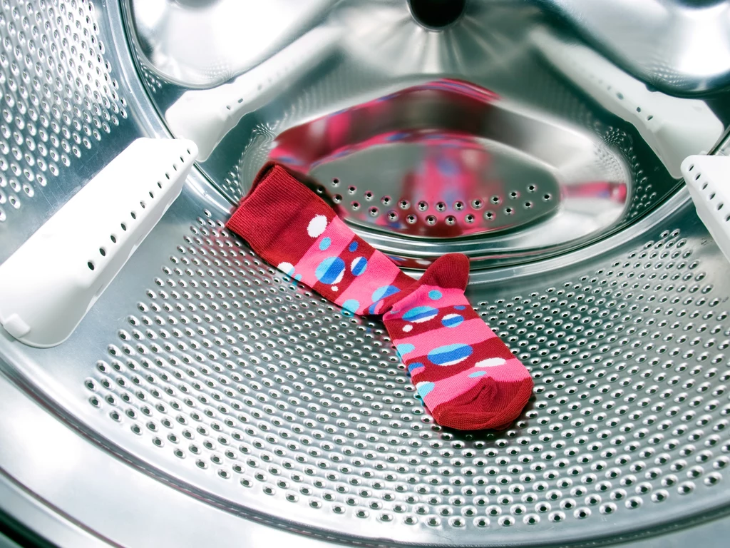 Jeśli podczas prania któraś ze skarpetek znajdzie się blisko nieszczelnej gumy, może zostać pod nią wciągnięta