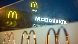 Dantejskie sceny w McDonald's! Groził gościom i wymachiwał siekierą! 