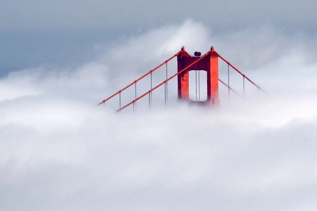 Most Golden Gate wystający ponad mgłę