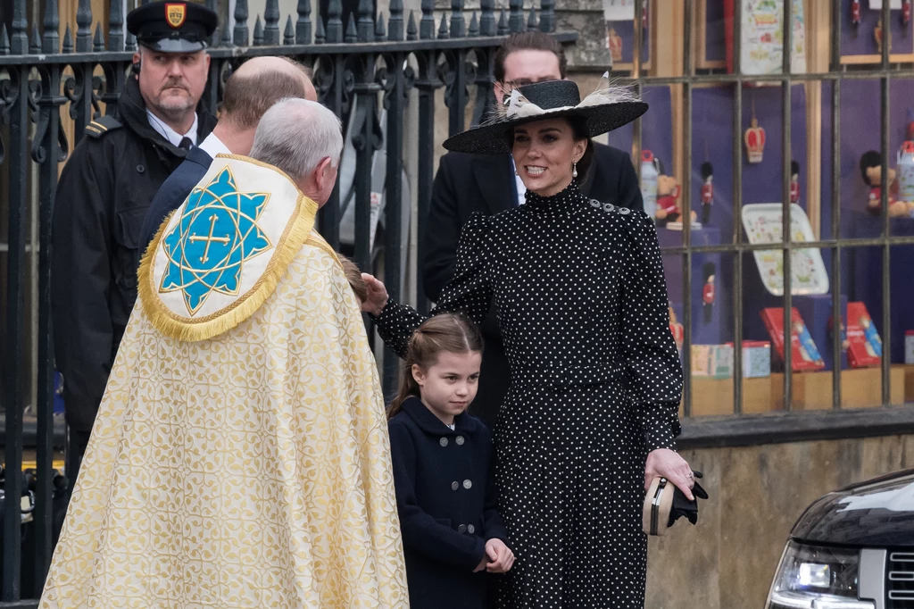 Rzadziej księżna Cambridge pozwala sobie na ekstrawagancję - tu w czarnej kreacji, ale w drobne, białe groszki 