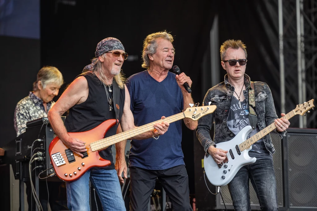 Deep Purple w odnowionym składzie - pierwszy z prawej Simon McBride, w środku Ian Gillan, z lewej Roger Glover, w tle Don Airey