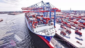 Statek chińskiego koncernu COSCO w porcie w Hamburgu