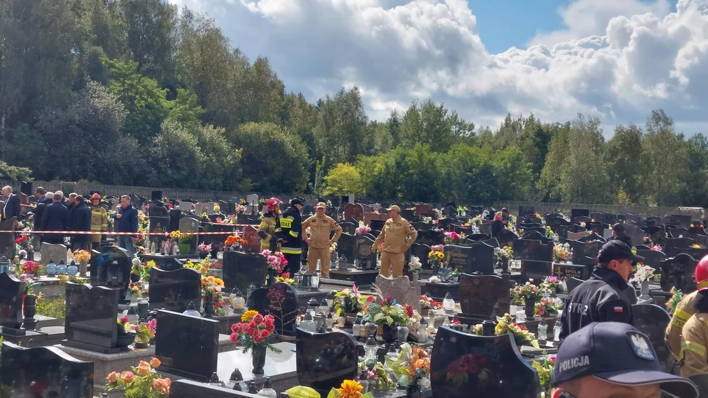 We wtorek rano straż pożarna otrzymała zgłoszenie o zawalisku na cmentarzu parafialnym przy ul. Jana Pawła II w Trzebini. We wtorek rano straż pożarna otrzymała zgłoszenie o zawalisku na cmentarzu parafialnym przy ul. Jana Pawła II w Trzebini.