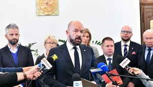 Prezydent Wrocławia Jacek Sutryk (3L), skarbnik miasta Wrocławia Marcin Urban (3P), sekretarz miasta Wrocławia Włodzimierz Patalas (P) oraz wiceprezydenci Wrocławia Jakub Mazur (2P) i Renata Granowska (4P)