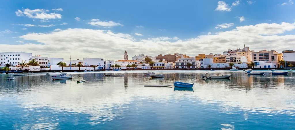 Lanzarote to również dobry wybór na wakacje w październiku, bo temperatura wynosi tu 30 stopni Celsjusza.