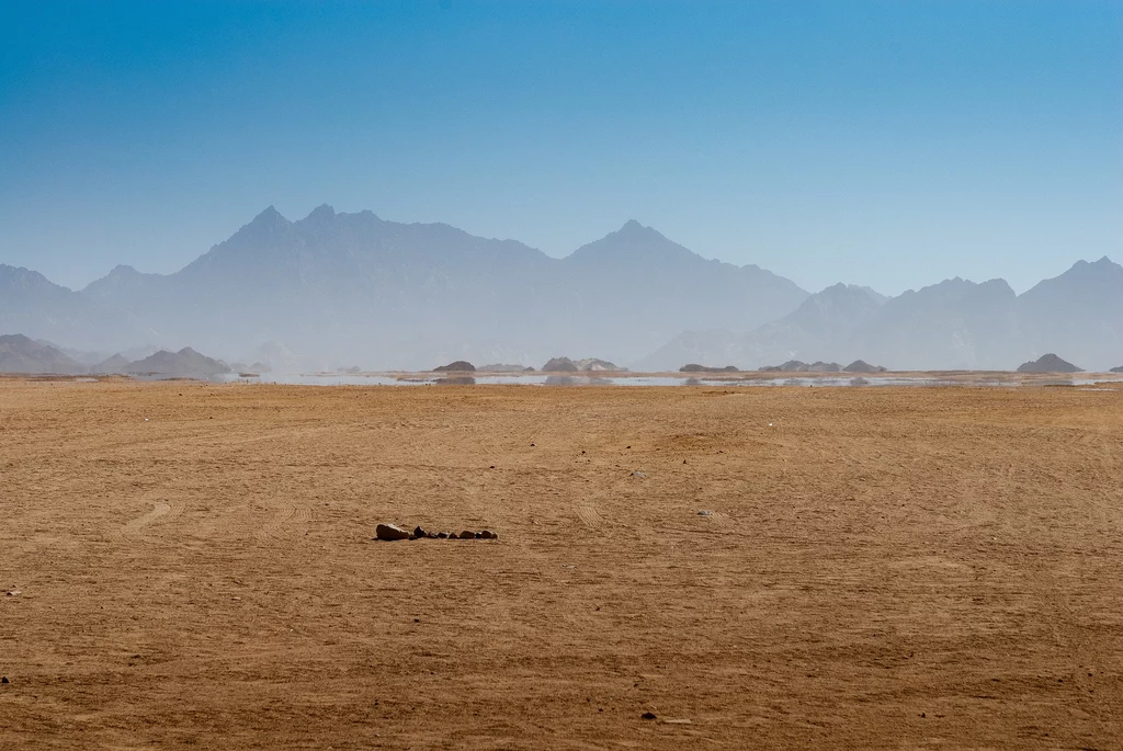 Miraż dolny na pustyni może wyglądać jak jezioro