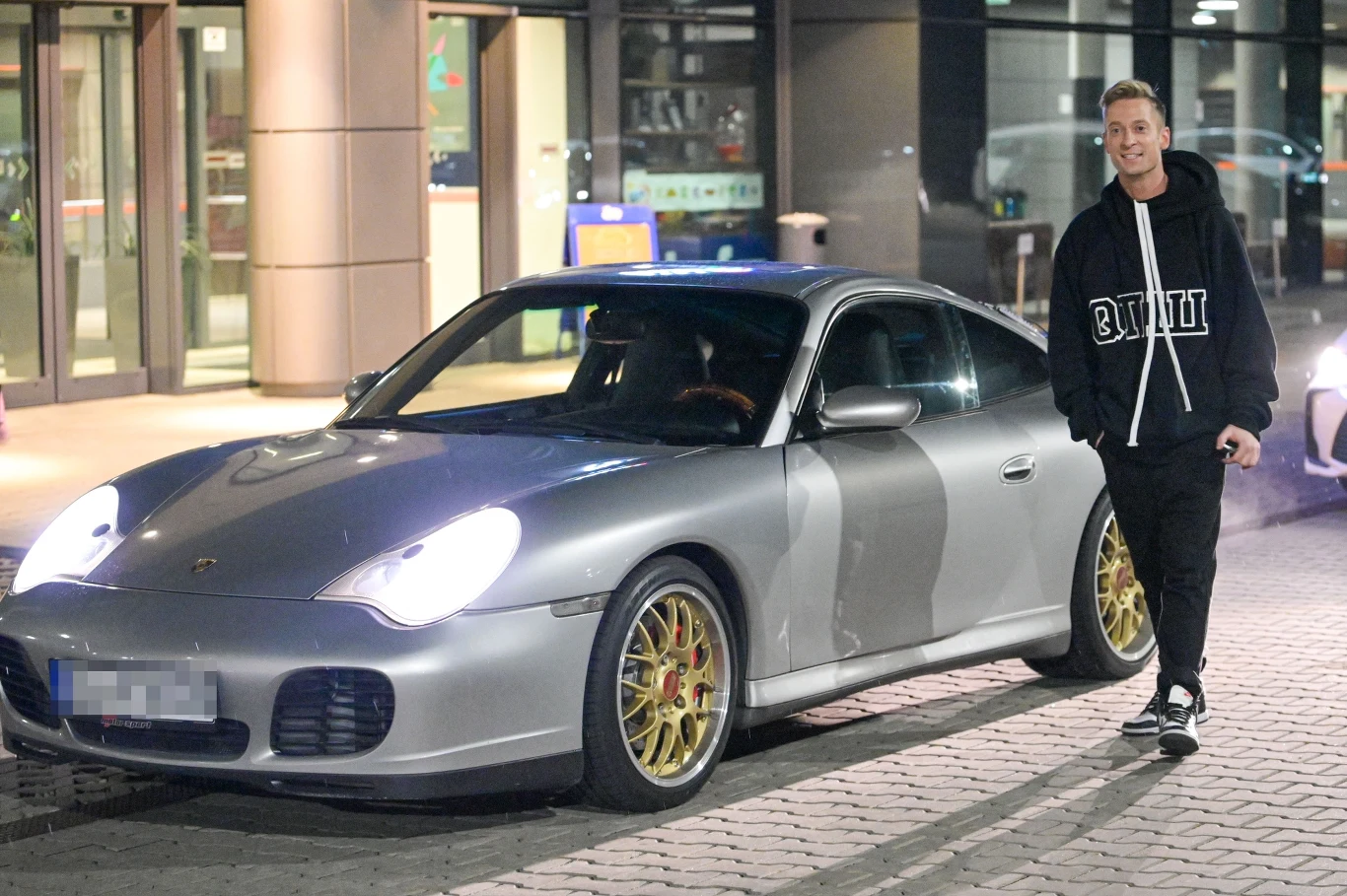 Michael Danilczuk przy swoim porsche Michael Danilczuk przy swoim porsche