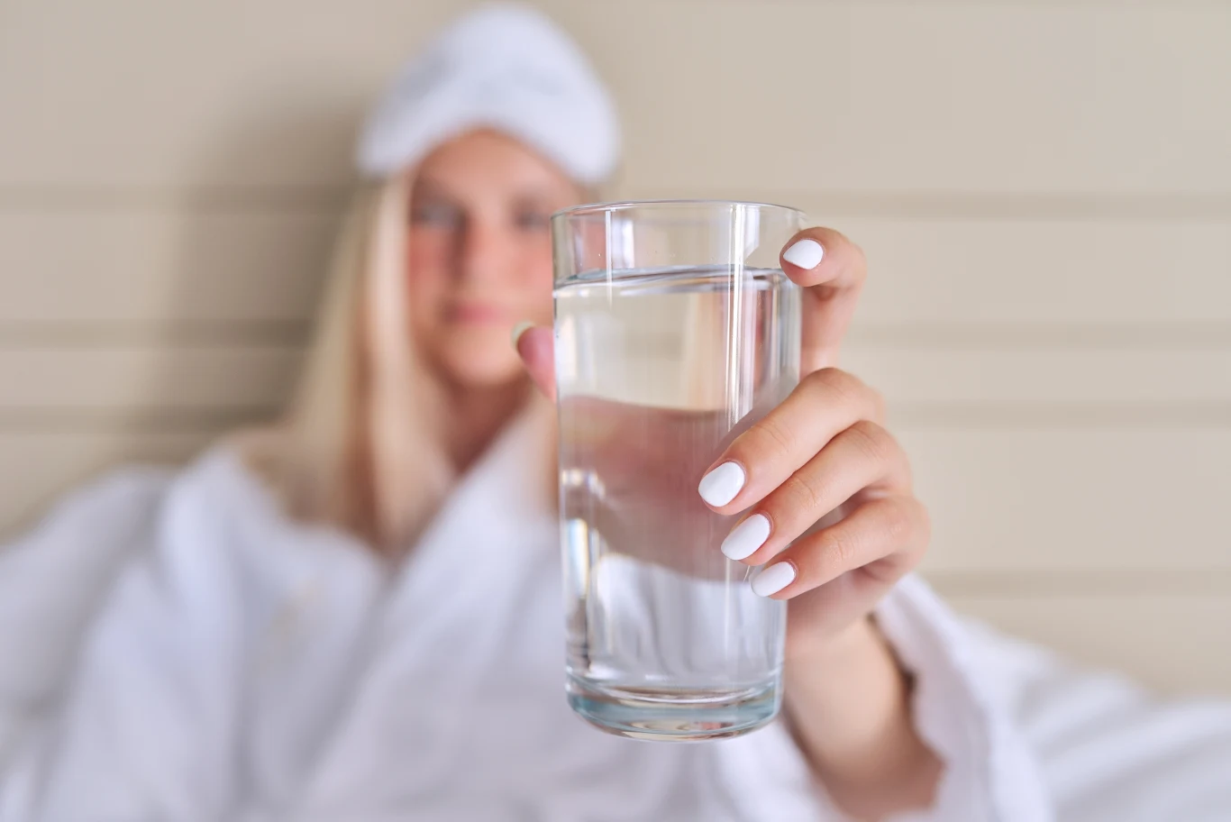 Budowanie nawyków najlepiej zacząć od prostych czynności, np. od codziennej szklanki wody tuż po przebudzeniu. Budowanie nawyków najlepiej zacząć od prostych czynności, np. od codziennej szklanki wody tuż po przebudzeniu.