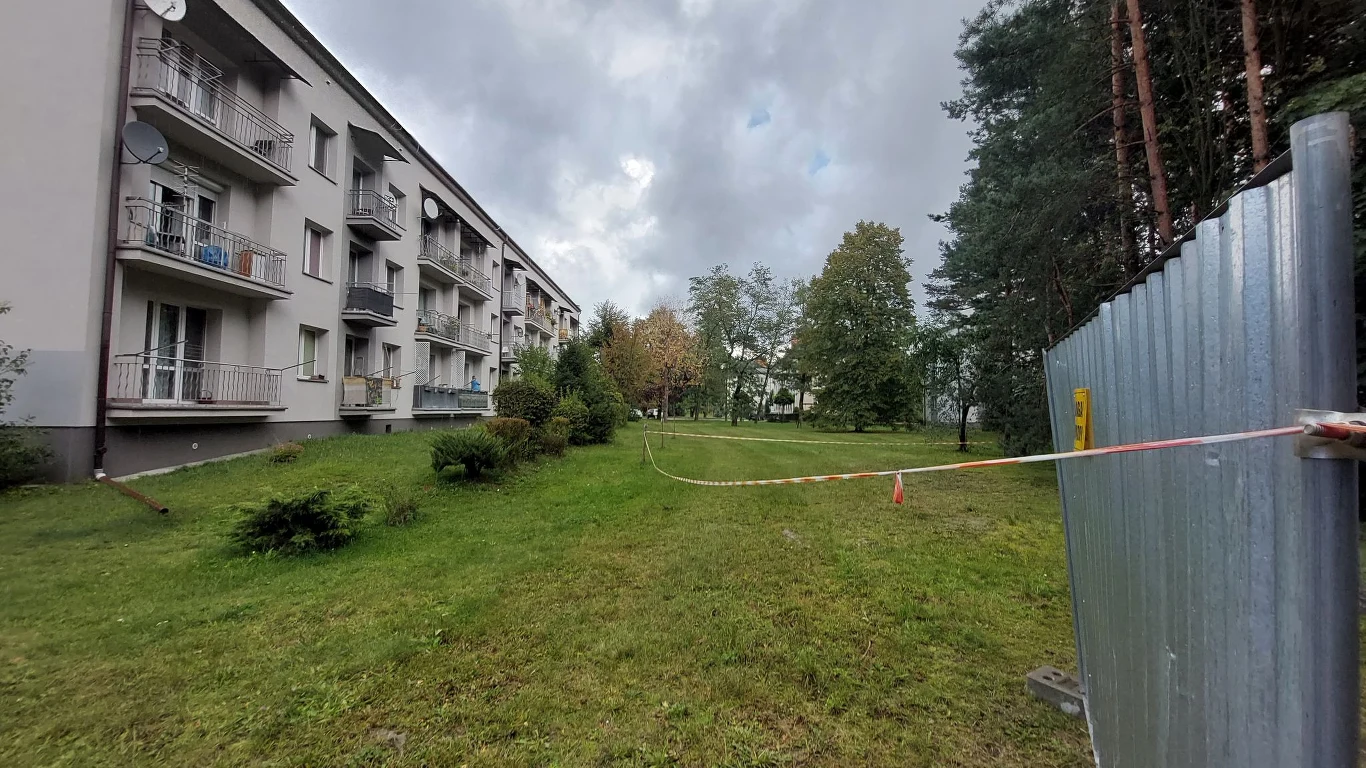 Osiedle Gaj w Trzebini. Po lewej blok, po prawej odgrodzone zapadlisko