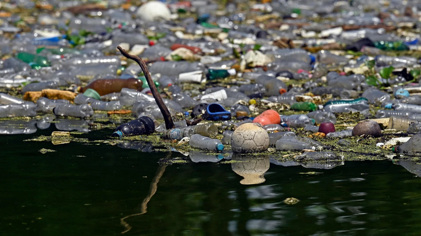 Wody Ameryki Centralnej zostały zalane przez plastikowe śmieci. Tysiące ton płyną prawdopodobnie z Gwatemali, zatruwając sąsiedni Salwador i Honduras Wody Ameryki Centralnej zostały zalane przez plastikowe śmieci. Tysiące ton płyną prawdopodobnie z Gwatemali, zatruwając sąsiedni Salwador i Honduras