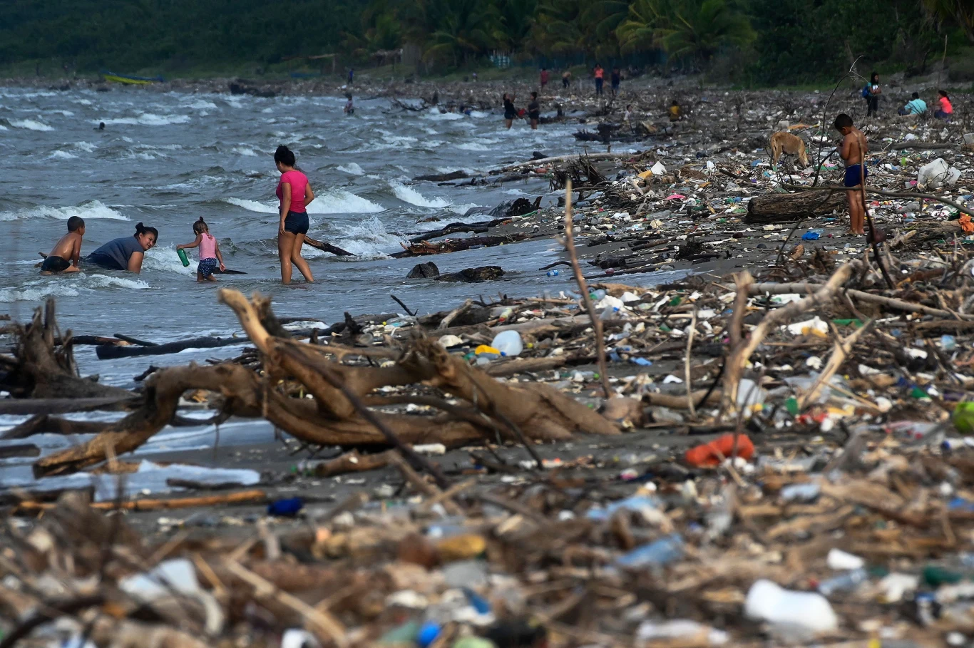 Wody Ameryki Centralnej zostały zalane przez plastikowe śmieci. Tysiące ton odpadów płyną prawdopodobnie z Gwatemali, zatruwając sąsiedni Salwador i Honduras. Wody Ameryki Centralnej zostały zalane przez plastikowe śmieci. Tysiące ton odpadów płyną prawdopodobnie z Gwatemali, zatruwając sąsiedni Salwador i Honduras.