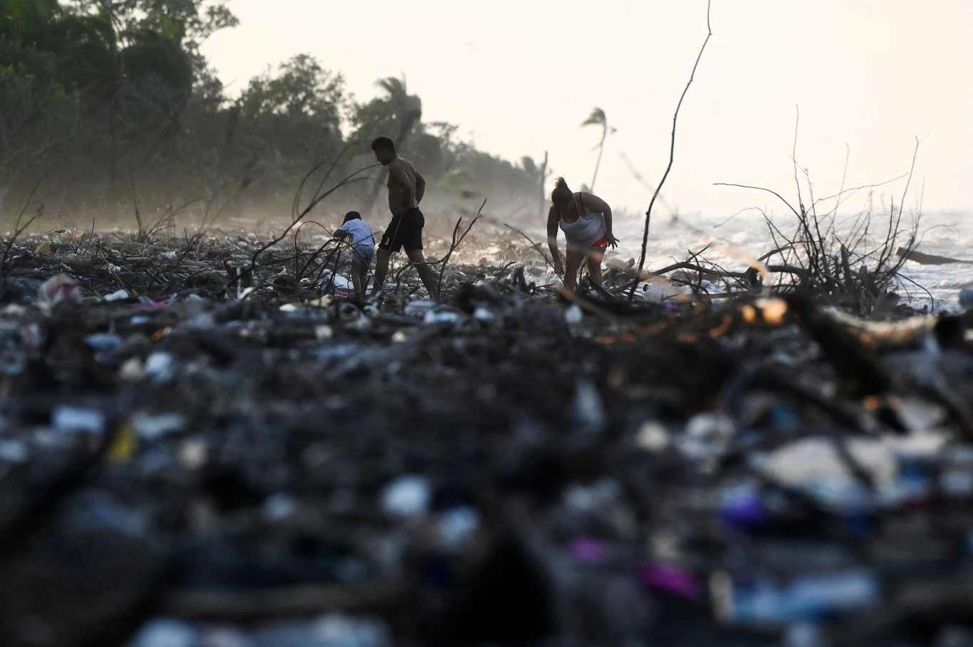 Wody Ameryki Centralnej zostały zalane przez plastikowe śmieci. Tysiące ton odpadów płyną prawdopodobnie z Gwatemali, zatruwając sąsiedni Salwador i Honduras. Wody Ameryki Centralnej zostały zalane przez plastikowe śmieci. Tysiące ton odpadów płyną prawdopodobnie z Gwatemali, zatruwając sąsiedni Salwador i Honduras.