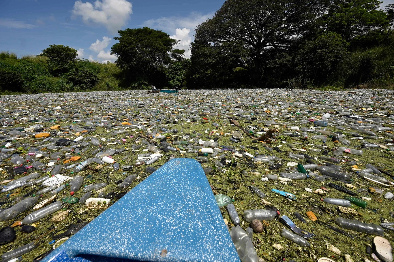 Wody Ameryki Centralnej zostały zalane przez plastikowe śmieci. Tysiące ton odpadów płyną prawdopodobnie z Gwatemali, zatruwając sąsiedni Salwador i Honduras. Wody Ameryki Centralnej zostały zalane przez plastikowe śmieci. Tysiące ton odpadów płyną prawdopodobnie z Gwatemali, zatruwając sąsiedni Salwador i Honduras.