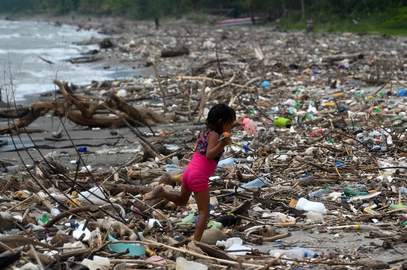 Wody Ameryki Centralnej zostały zalane przez plastikowe śmieci. Tysiące ton odpadów płyną prawdopodobnie z Gwatemali, zatruwając sąsiedni Salwador i Honduras. Wody Ameryki Centralnej zostały zalane przez plastikowe śmieci. Tysiące ton odpadów płyną prawdopodobnie z Gwatemali, zatruwając sąsiedni Salwador i Honduras.