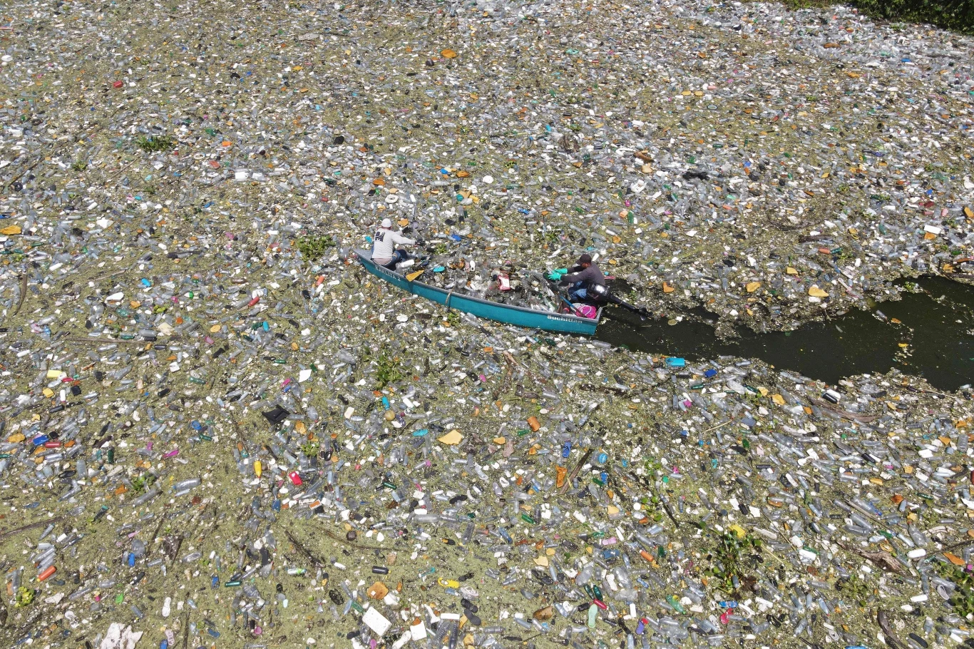 Wody Ameryki Centralnej zostały zalane przez plastikowe śmieci. Tysiące ton odpadów płyną prawdopodobnie z Gwatemali, zatruwając sąsiedni Salwador i Honduras. Wody Ameryki Centralnej zostały zalane przez plastikowe śmieci. Tysiące ton odpadów płyną prawdopodobnie z Gwatemali, zatruwając sąsiedni Salwador i Honduras.
