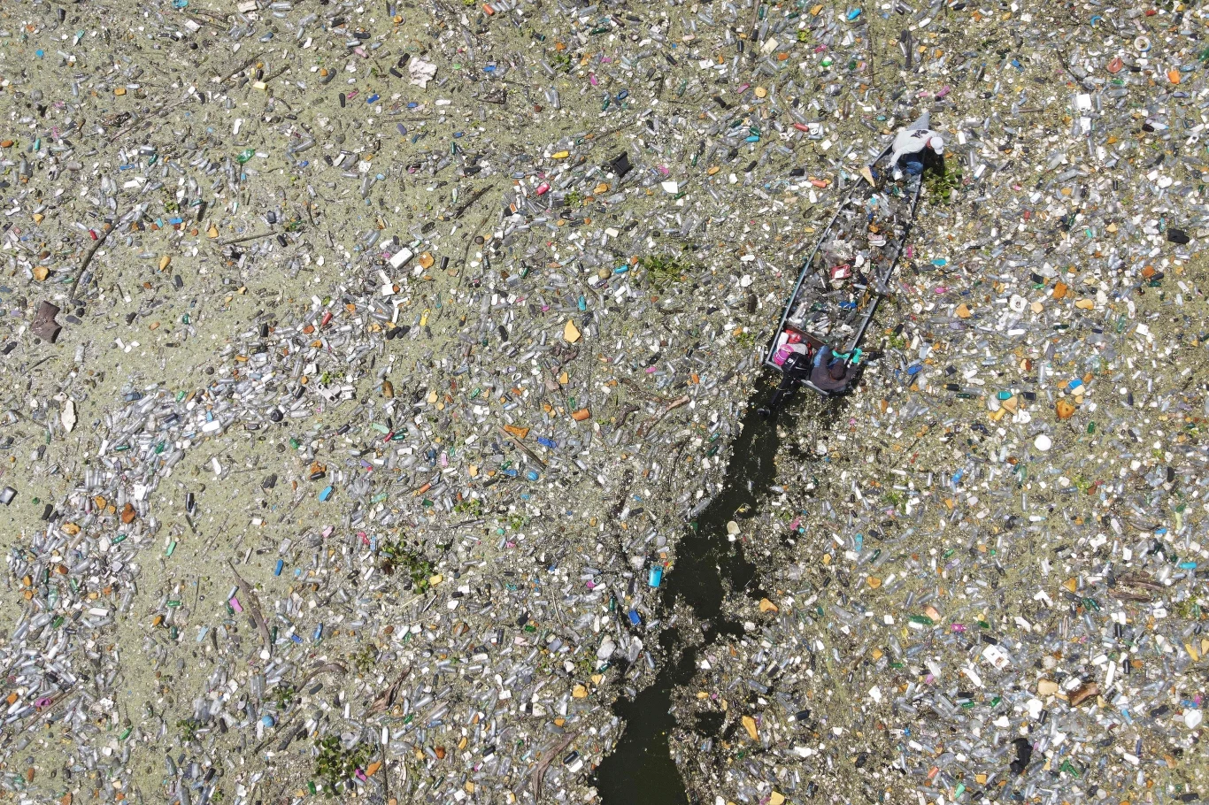 Wody Ameryki Centralnej zostały zalane przez plastikowe śmieci. Tysiące ton odpadów płyną prawdopodobnie z Gwatemali, zatruwając sąsiedni Salwador i Honduras. Wody Ameryki Centralnej zostały zalane przez plastikowe śmieci. Tysiące ton odpadów płyną prawdopodobnie z Gwatemali, zatruwając sąsiedni Salwador i Honduras.