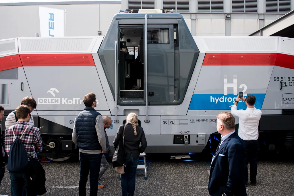 PKN Orlen zapewni paliwo wodorowe oraz infrastrukturę tankowania dla produkowanych przez PESA lokomotyw manewrowych oraz pociągów pasażerskich