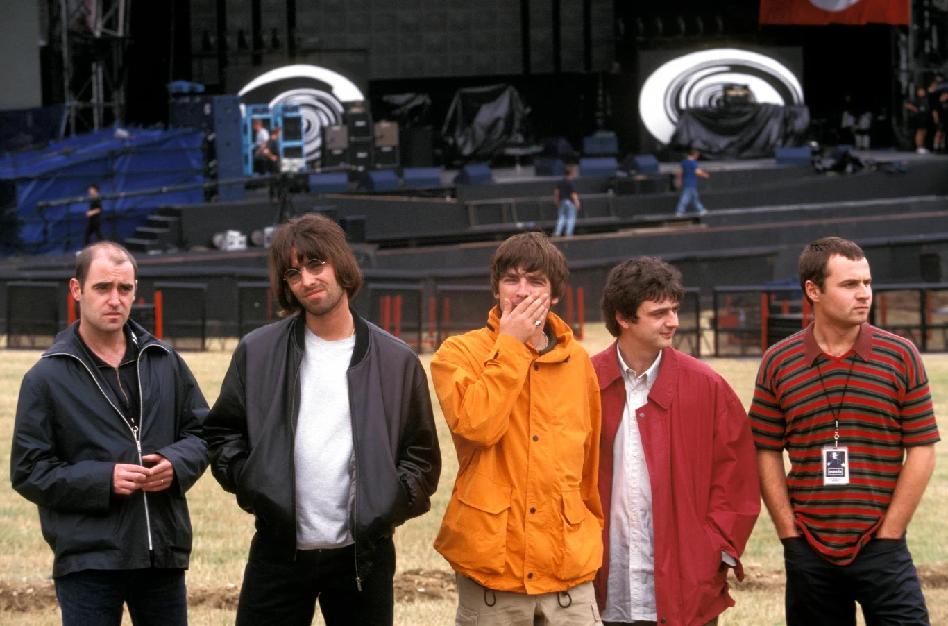 Oasis w 1996 roku. Od lewej: Paul 'Bonehead' Arthurs, Liam Gallagher, Noel Gallagher, Paul 'Guigsy' McGuigan, Alan White Oasis w 1996 roku. Od lewej: Paul 'Bonehead' Arthurs, Liam Gallagher, Noel Gallagher, Paul 'Guigsy' McGuigan, Alan White