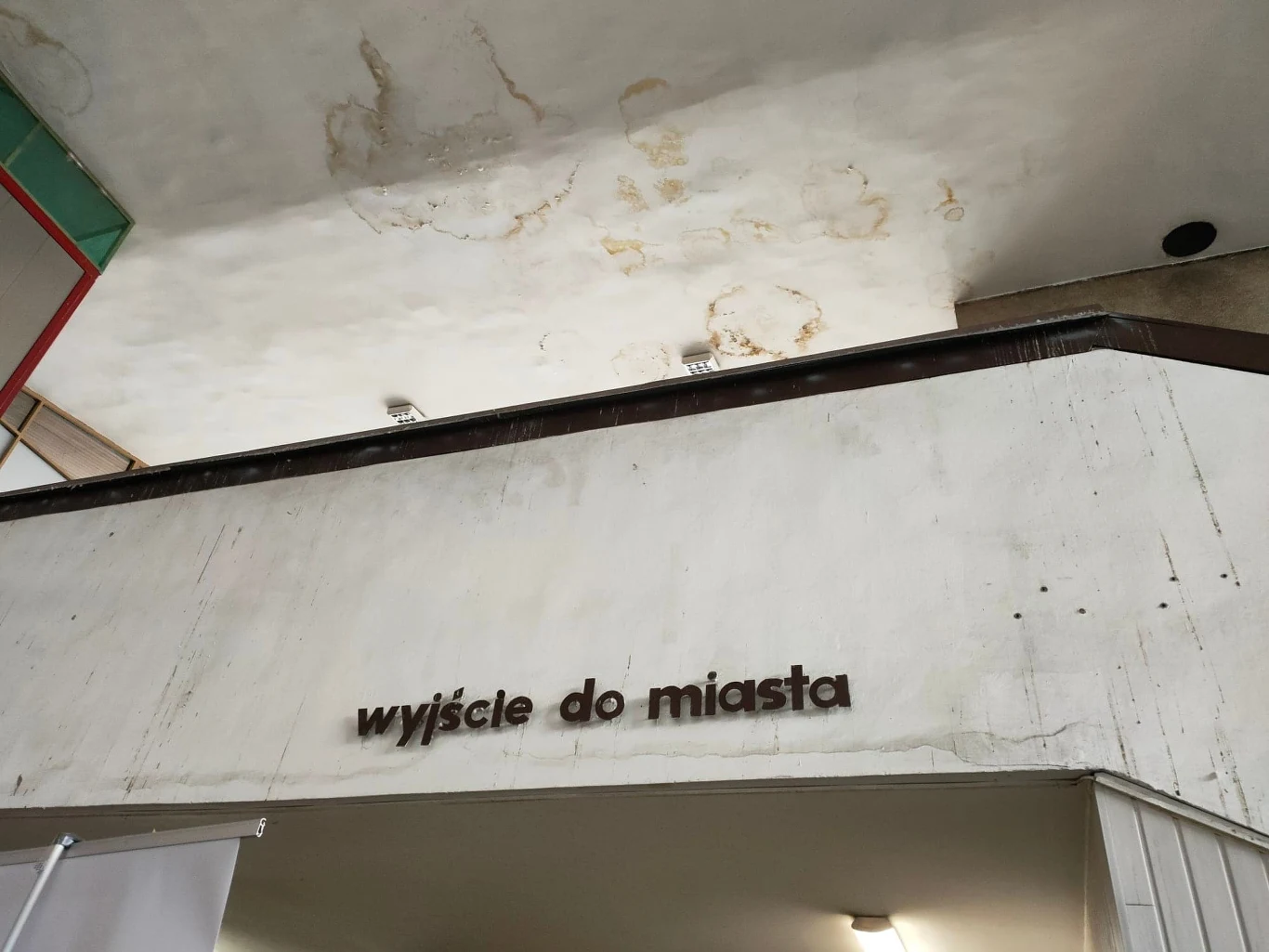 Poplamiony strop odprowadza do miasta Poplamiony strop odprowadza do miasta