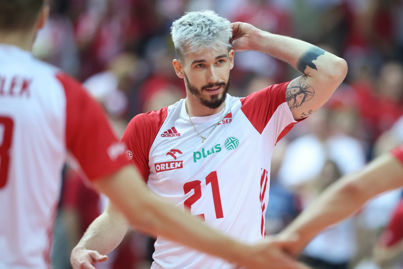 Tomasz Fornal. Przyjmujący to bez wątpienia jedna z największych gwiazd Jastrzębskiego Węgla, dla którego występuje od 2019 roku. Wraz z „Pomarańczowymi” zdołał sięgnąć w 2022 roku po krajowy Superpuchar i był o włos od zdobycia również mistrzostwa Polski, ostatecznie zadowalając się „jedynie” srebrnym medalem. Sukcesów nie brakowało mu jednak przede wszystkim w reprezentacji – razem z resztą „Biało-Czerwonych” wywalczył trzecie miejsce w Lidze Narodów i przede wszystkim wicemistrzostwo świata na własnym terenie. Bez niego po prostu trudno wyobrazić sobie kadrę!